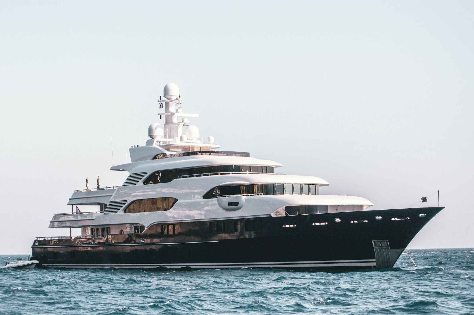 Eine Yacht auf den Seychellen